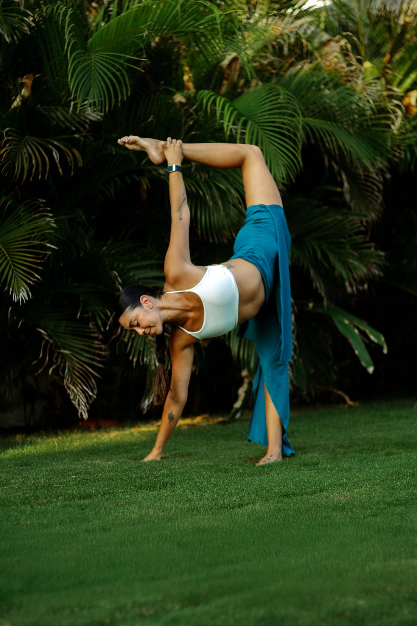 Irene in a standing split on grass